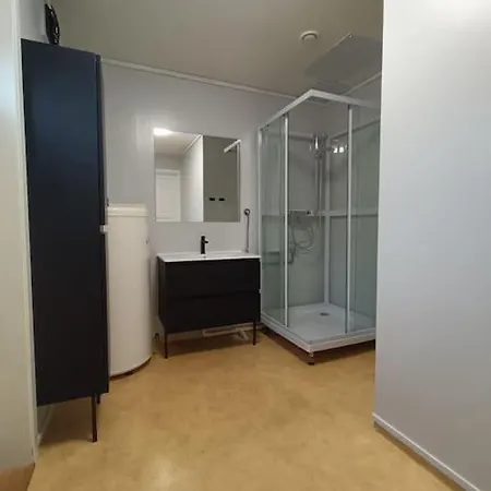Spacious And Fully Equipped 5 Bedroom House With Free Parking Apartment