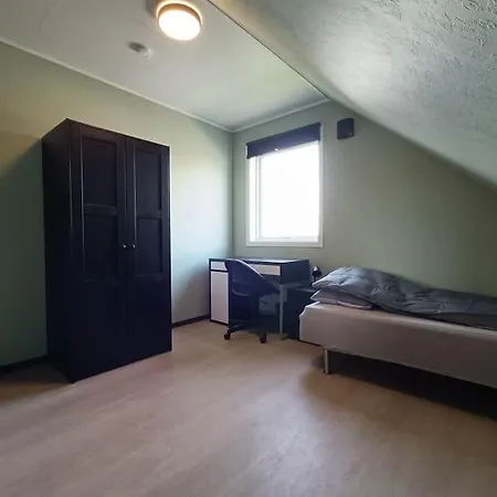 Spacious And Fully Equipped 5 Bedroom House With Free Parking Apartment *