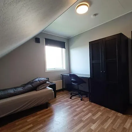 Spacious And Fully Equipped 5 Bedroom House With Free Parking *
