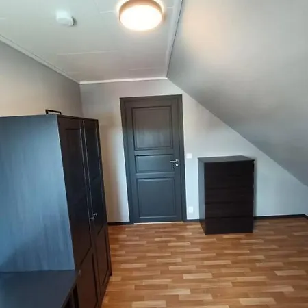 Spacious And Fully Equipped 5 Bedroom House With Free Parking Apartment