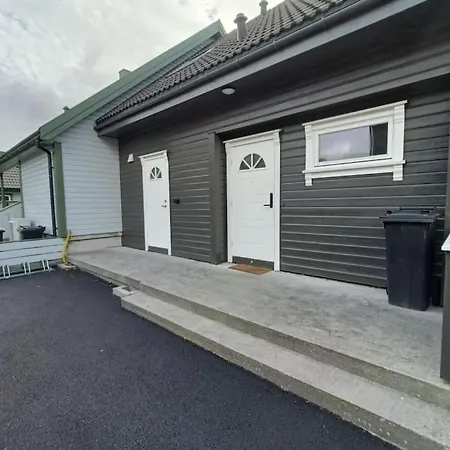 Spacious And Fully Equipped 5 Bedroom House With Free Parking Apartment