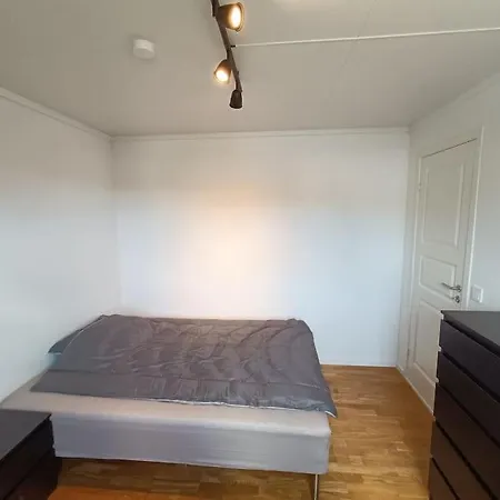 Spacious And Fully Equipped 5 Bedroom House With Free Parking Apartment *