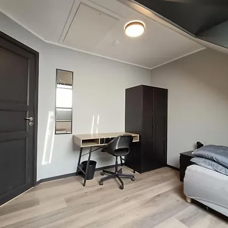 Apartment Spacious And Fully Equipped 5 Bedroom House With Free Parking *