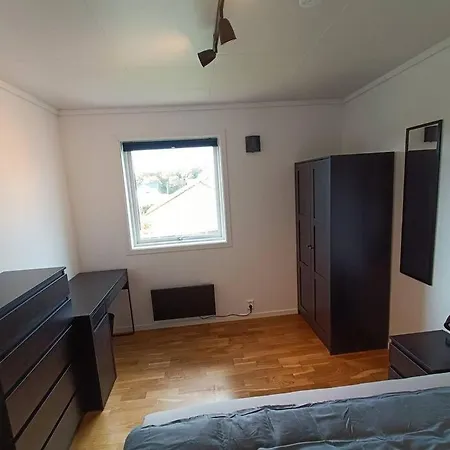 Spacious And Fully Equipped 5 Bedroom House With Free Parking *