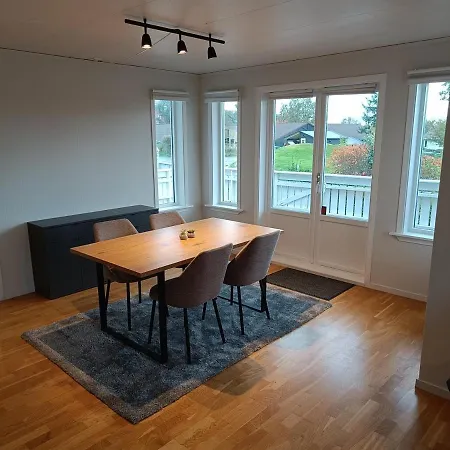 Spacious And Fully Equipped 5 Bedroom House With Free Parking Apartment