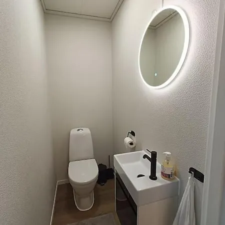 Апартаменты Spacious And Fully Equipped 5 Bedroom House With Free Parking *