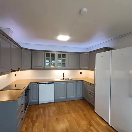 Апартаменты Spacious And Fully Equipped 5 Bedroom House With Free Parking